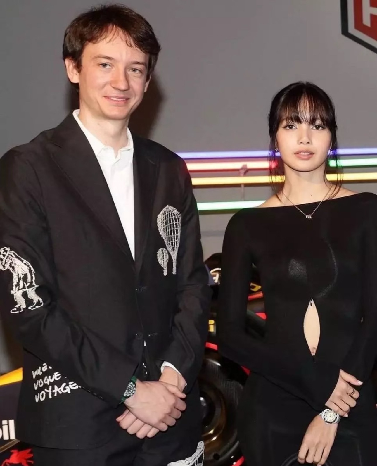 Lisa海边约会LV三公子，浪漫晚餐引发热议！两人自2023年起多次被拍到同框，