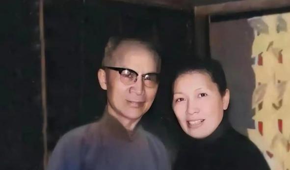 1942年春，青帮头目吴四宝被日本人毒死，他的老婆佘爱珍哭得死去活来。没想到早就