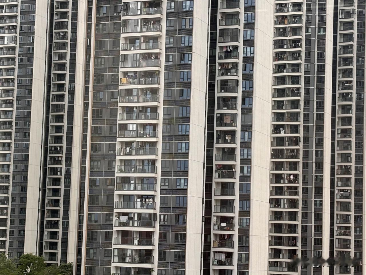 二手房确实越来越不好卖了。从哪些地方能够看出？一是价格不断下探，例如从1.6