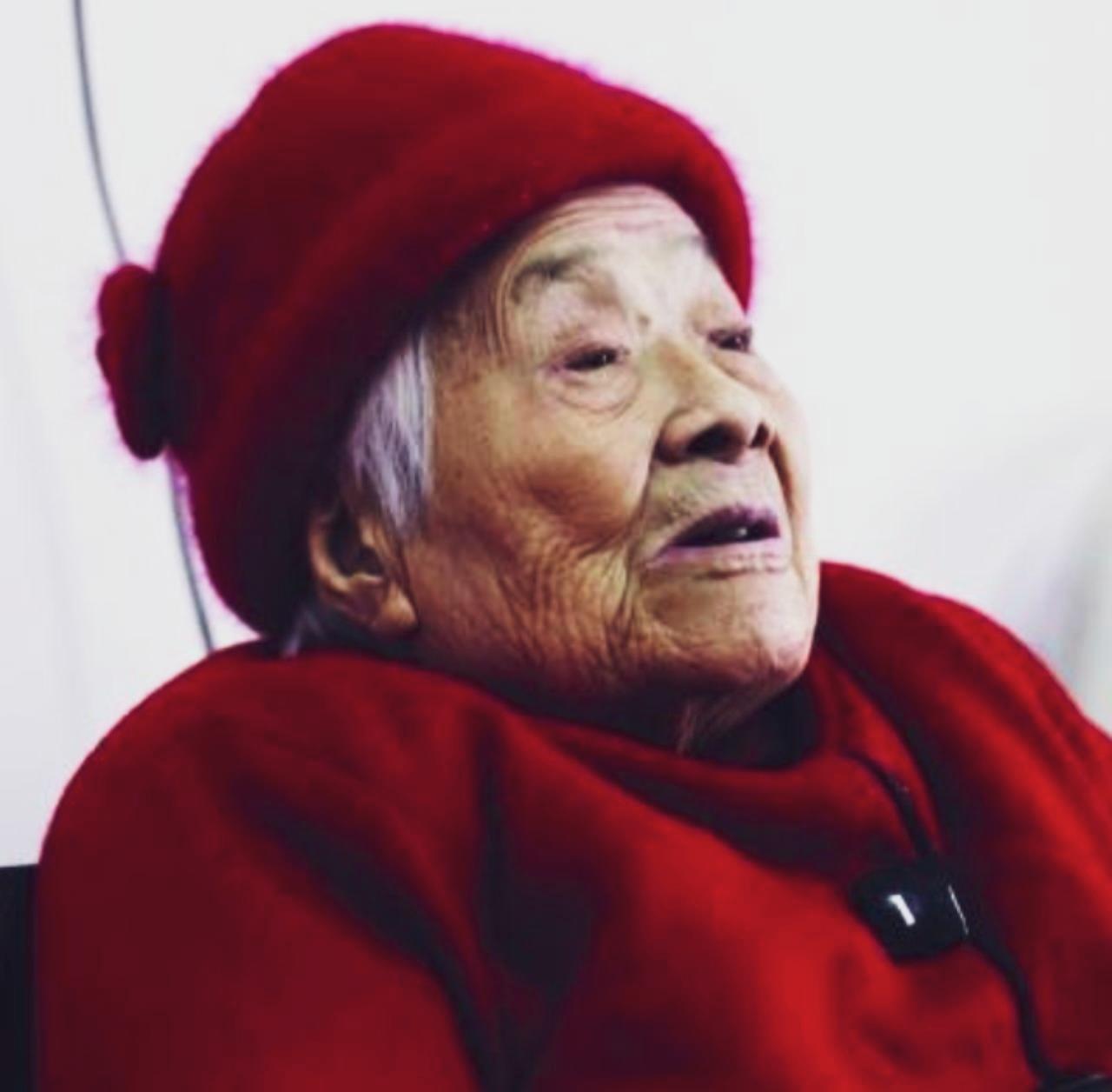 1935年，土匪黑七提出要与红军单挑，何子友去迎战，她对黑七说：“比武如果我