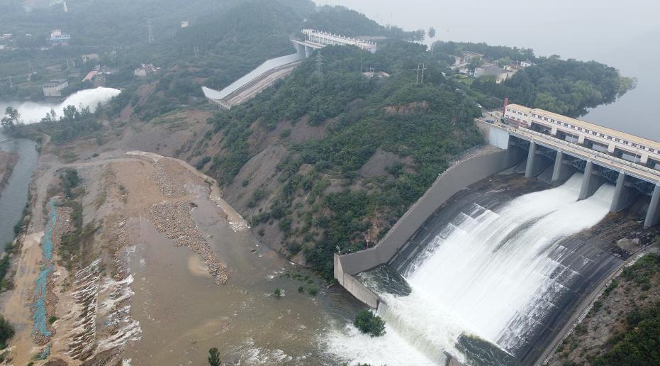 北京密云水库泄洪，水都流去哪了最近，北京的暴雨天气揪着大家的心，密云水库泄洪
