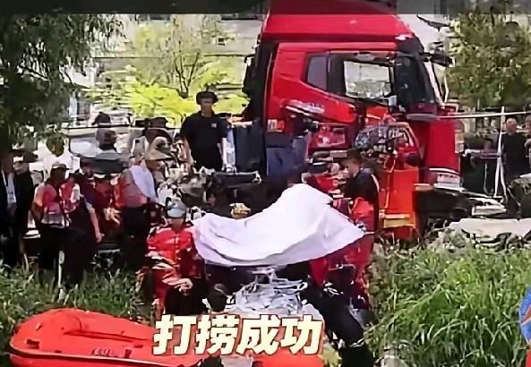 打捞成功并不是获救成功，很遗憾，小伙子已经不在了。陕西旬阳的大学老师周某阳婚礼仪