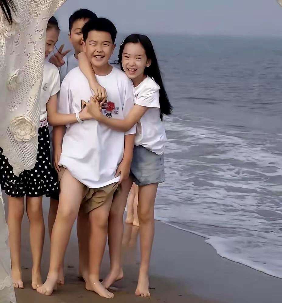 网上天天嗑陈思诚儿子朵朵和董璇女儿小酒窝，可现实哪有那么多偶像剧，这俩孩子长大后八成成不了情侣青梅竹