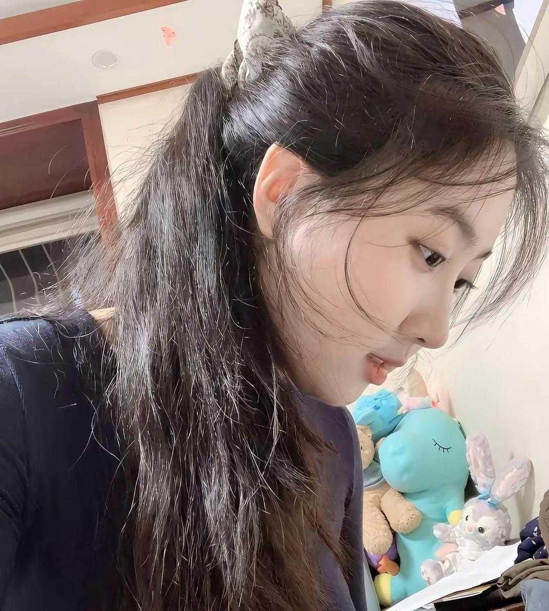 微‎胖脸型的天‌⁠花板，绝对是‌第﻿1名‍，侧脸也是美到极致。