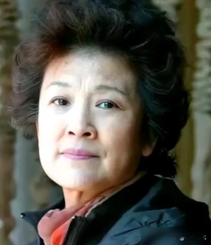 邓婕一句话，让61岁的宋春丽，干了件“出格”的事：从头开始当妈。你没听错，不