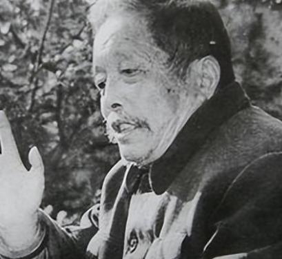 1956年，南通市土地庙里，一个跑江湖的汉子抓起一条剧毒腹蛇，冲着蛇头，伸出舌头