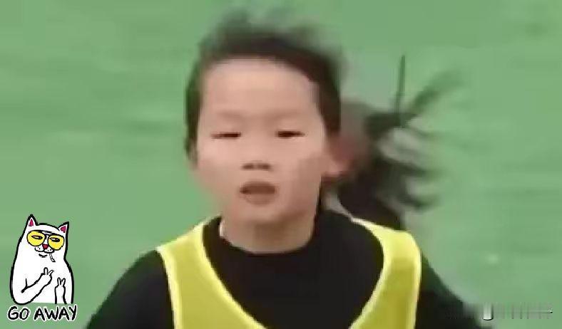 决赛踢到点球那一刻，场边估计不少人手心都出汗了。一个12岁中国女孩，硬是顶在后防