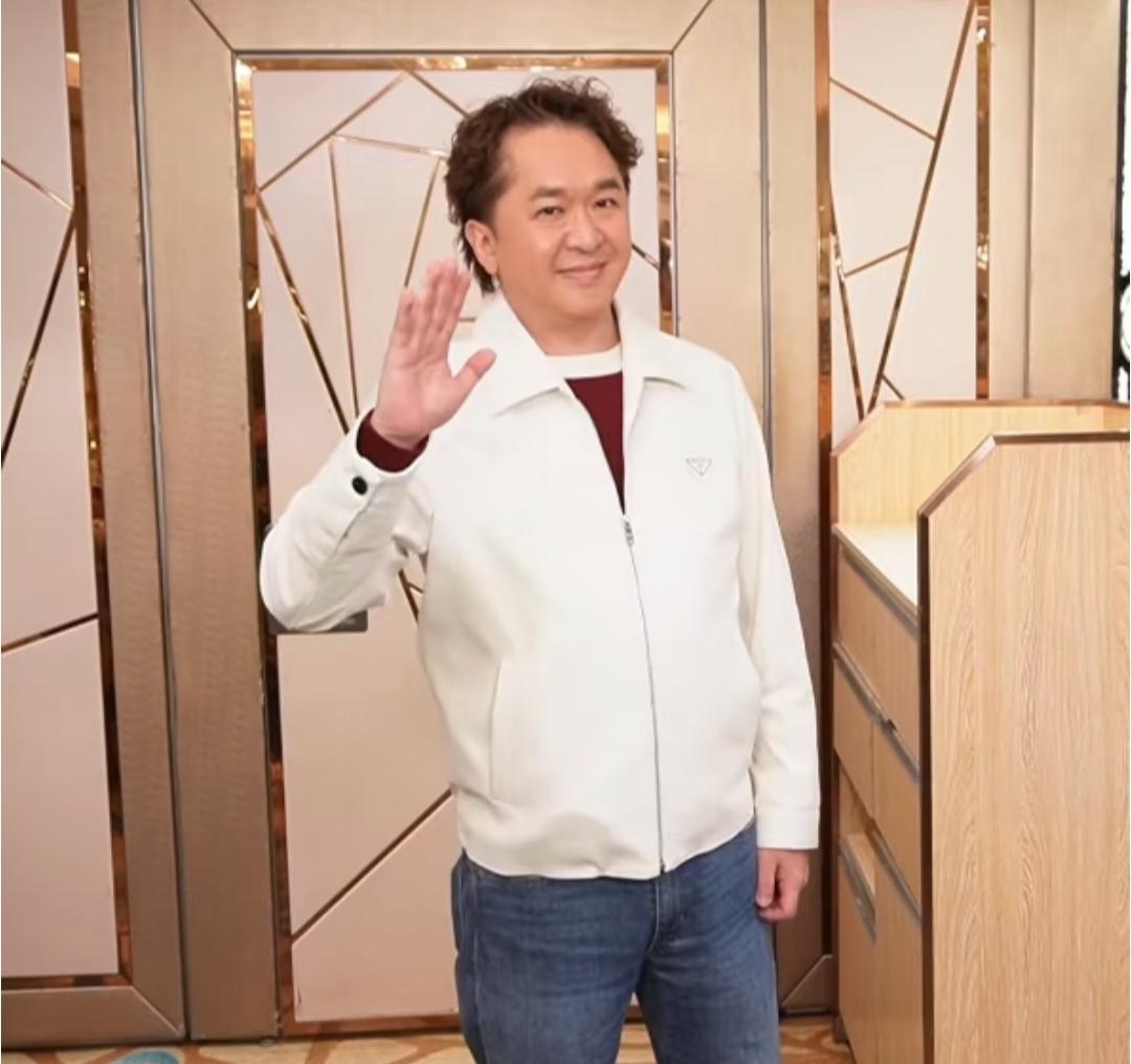 58岁富豪自爆看过近百位女星卸妆后的样子近日58岁亿万富豪邓兆尊的采访片段，再