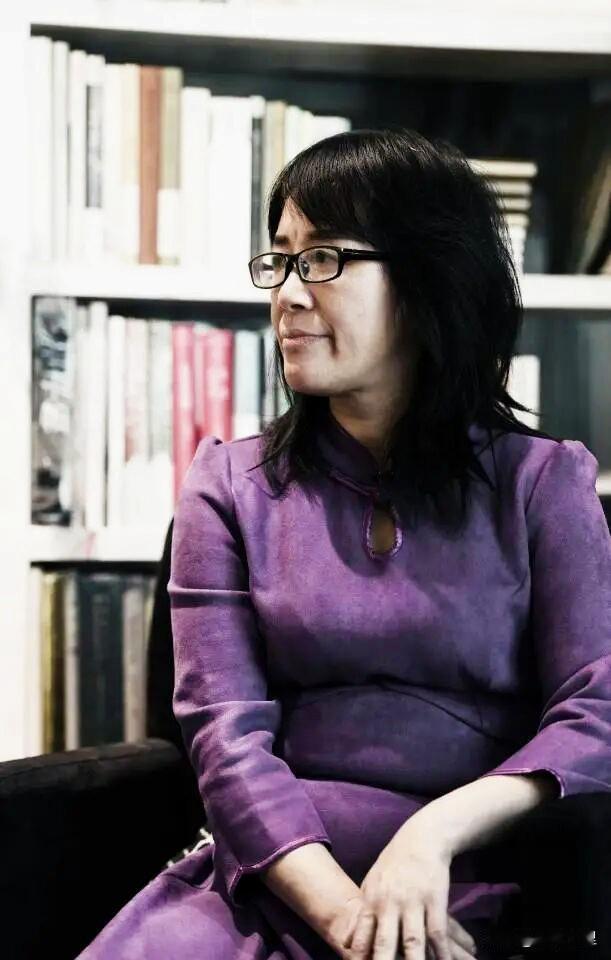 《量子遇见》我是未解码的波函数在人海的概率云里浮沉直到你的目光如一束精