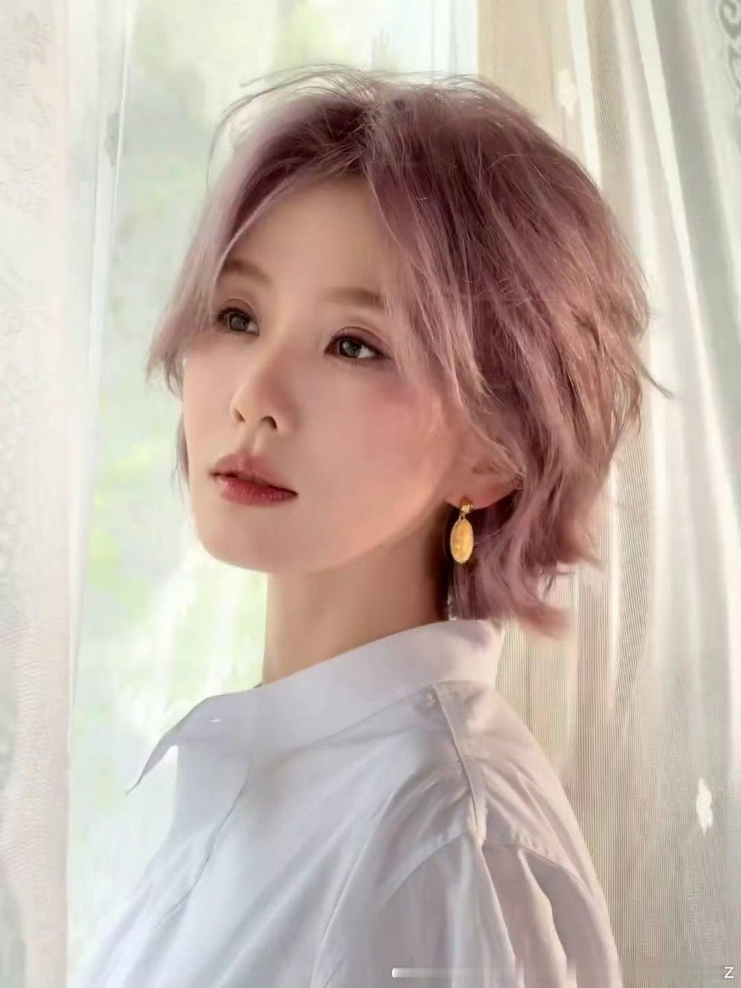有时候真的是滤镜滤的很大，很无瑕也挡不住“老人开美颜”的感觉