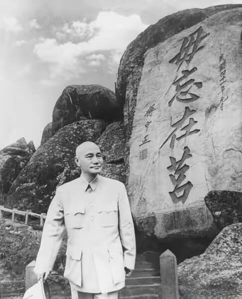 1951年12月，蒋介石巡视金门，当地文化界人士联名请求题字留念。次年195