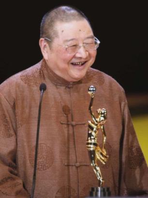 2019年。倪匡84岁。他的皮肤上长了一个瘤。去医院检查，医生说是恶性肿瘤，皮肤