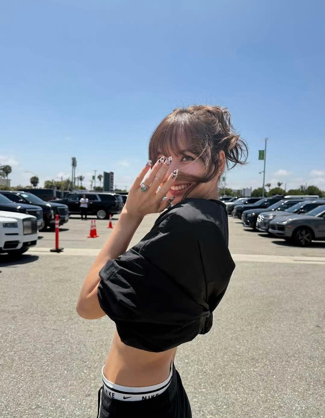 Lisa好薄一片一组未修活动抓拍画面走红网络，Lisa侧身线条看起来格外单薄，相