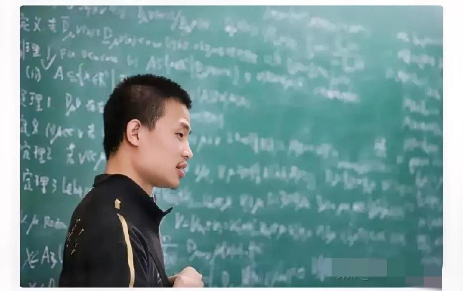 韦东奕他又干了2件大事第一个是韦东奕当上了北大的副教授，这意味着他可以独立