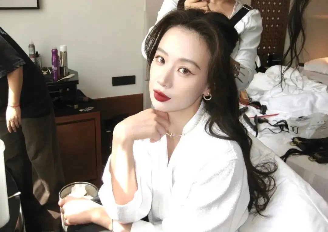 真的搞不懂李梦！明明长着一张顶配大女主脸，偏偏总演疯批，不过《兰香如故》的赵星棠