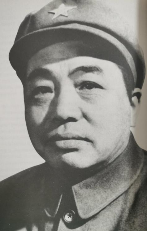 1973年，开国上将李聚奎在301医院走廊里散步，突然看见三个军人持械押着一个人