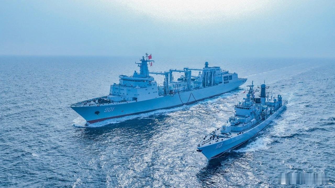 113青岛舰与901呼伦湖舰进行横向补给：前两天有分析说新113舰已名花有主，意