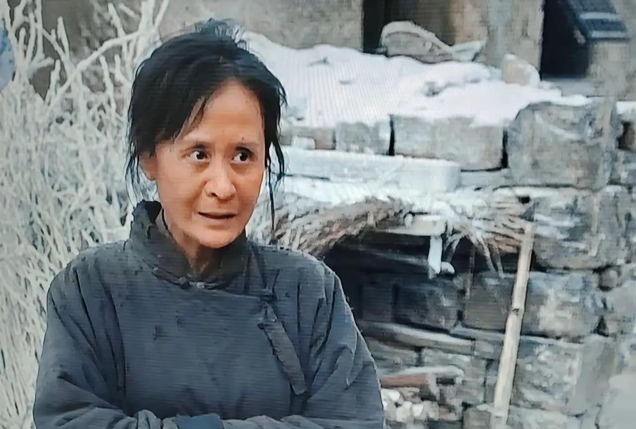 追剧巜生万物》绣绣从土匪窝回家，封二叫媒人上门提亲，绣绣一听说要嫁给大脚，就跟