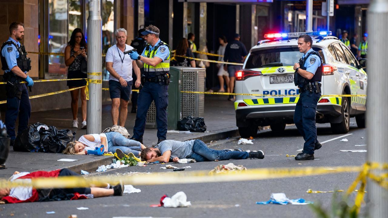 悉尼枪击案16死！游客亲历惊魂10分钟悉尼邦迪海滩的欢笑声，被密集的枪声撕