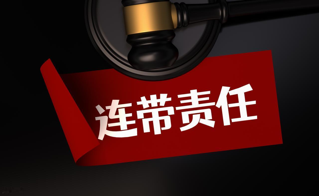 新疆昌吉，一名女工在建筑工地上为保护儿子卷入冲突，遭多名工友殴打、推搡后摔倒受伤