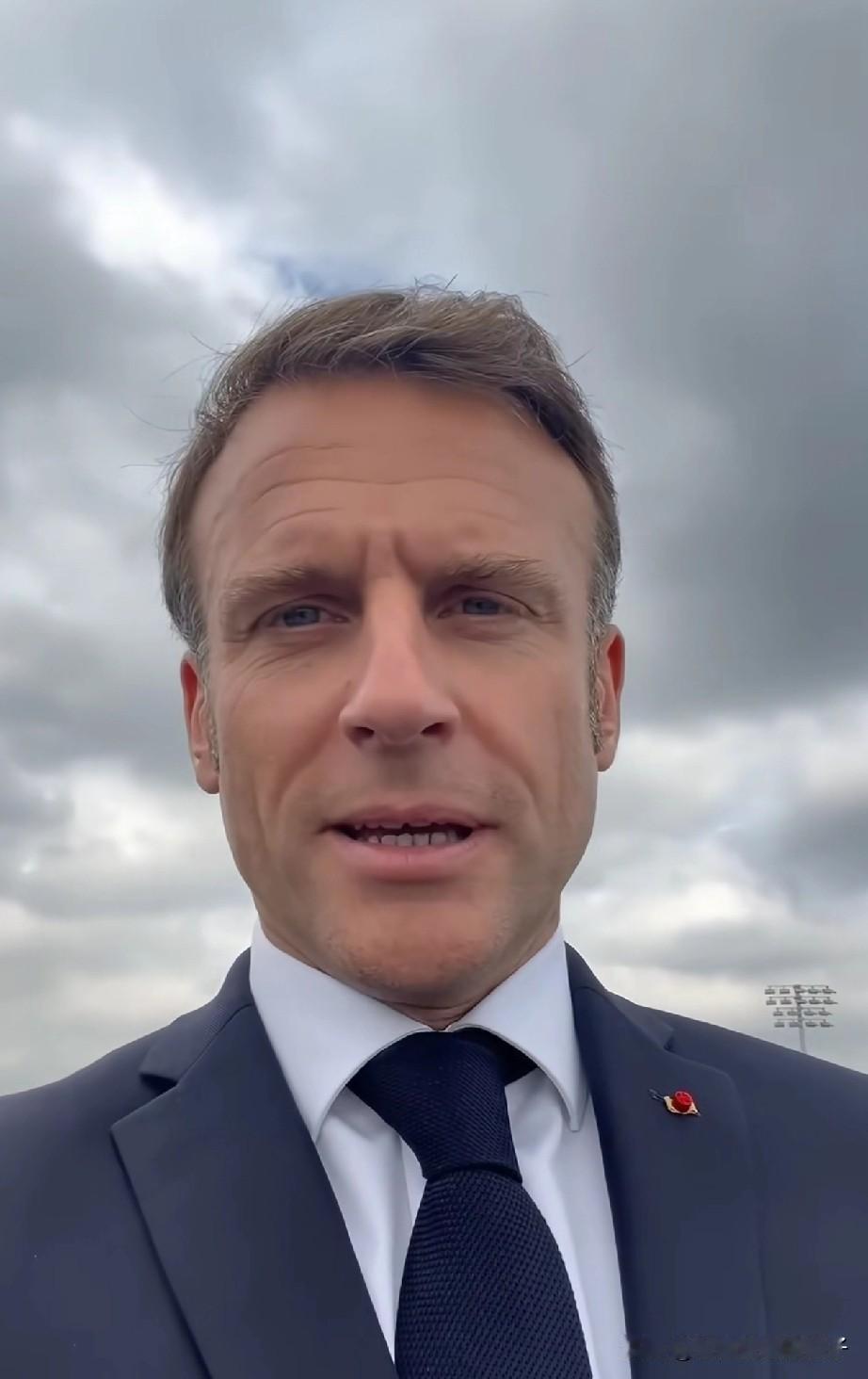 上演川剧变脸！马克龙回国不到2天就以加关税的手段向中国胁迫。12月7日，马克