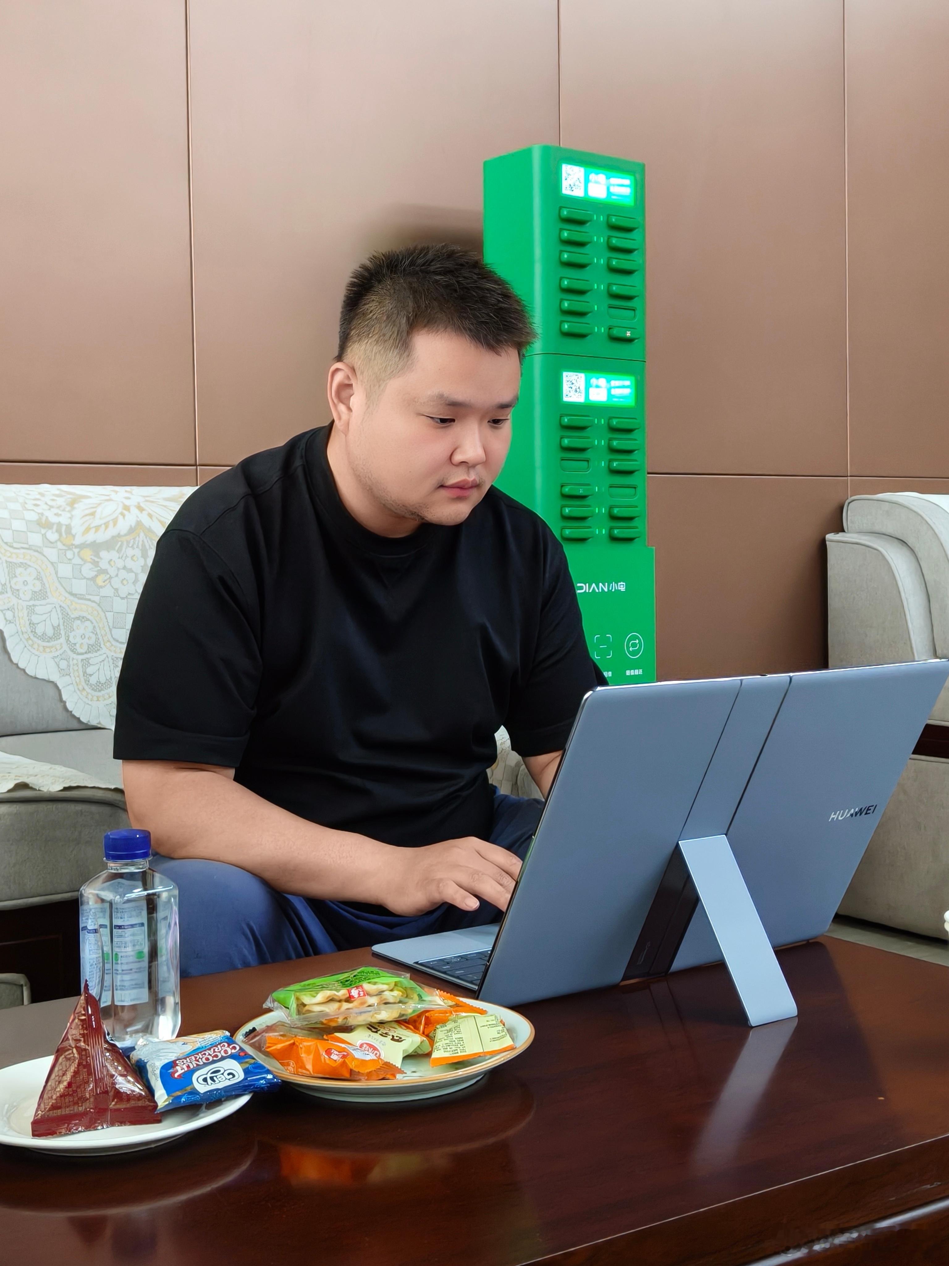 在高铁商务厅掏出折叠鸿蒙电脑​绝对吸睛[doge][doge]​​​