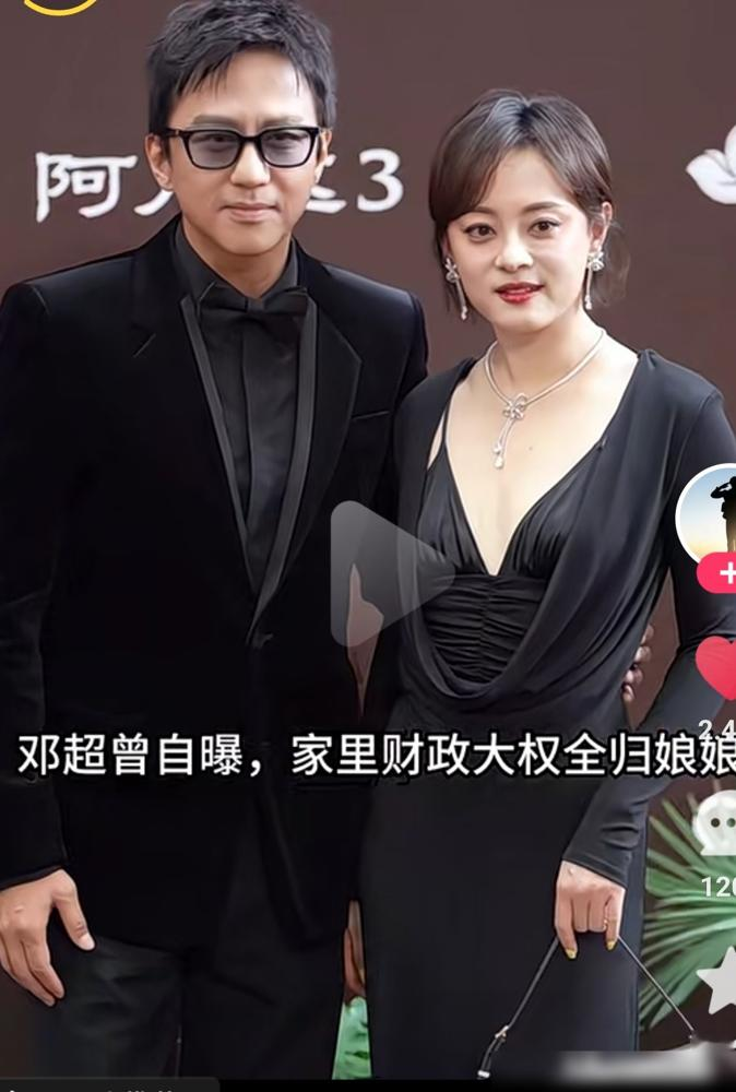 邓超现在被孙俪管得死死的。喝口冰可乐得偷偷摸摸，被发现了立马缩脖子。43岁的孙俪给他定了死规矩：不许