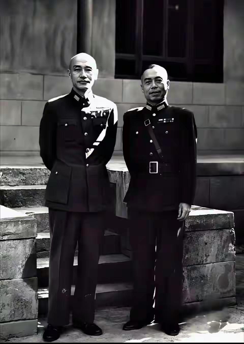 两位穿着制服的男士站在一起。1945年的一张合影。认识这二位吗？都穿着军装。