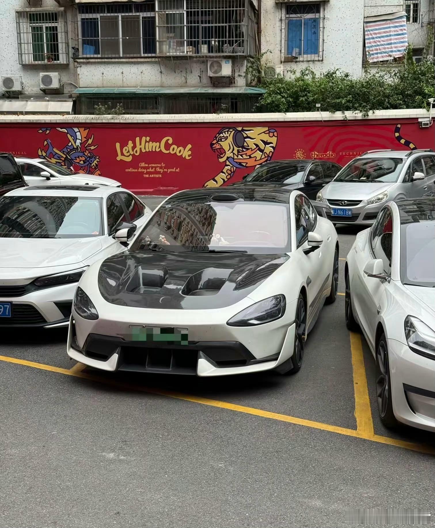 哈哈哈，大家感受下，小米SU7Ultra车主搞的手搓挖孔机盖，是不是担心里面的