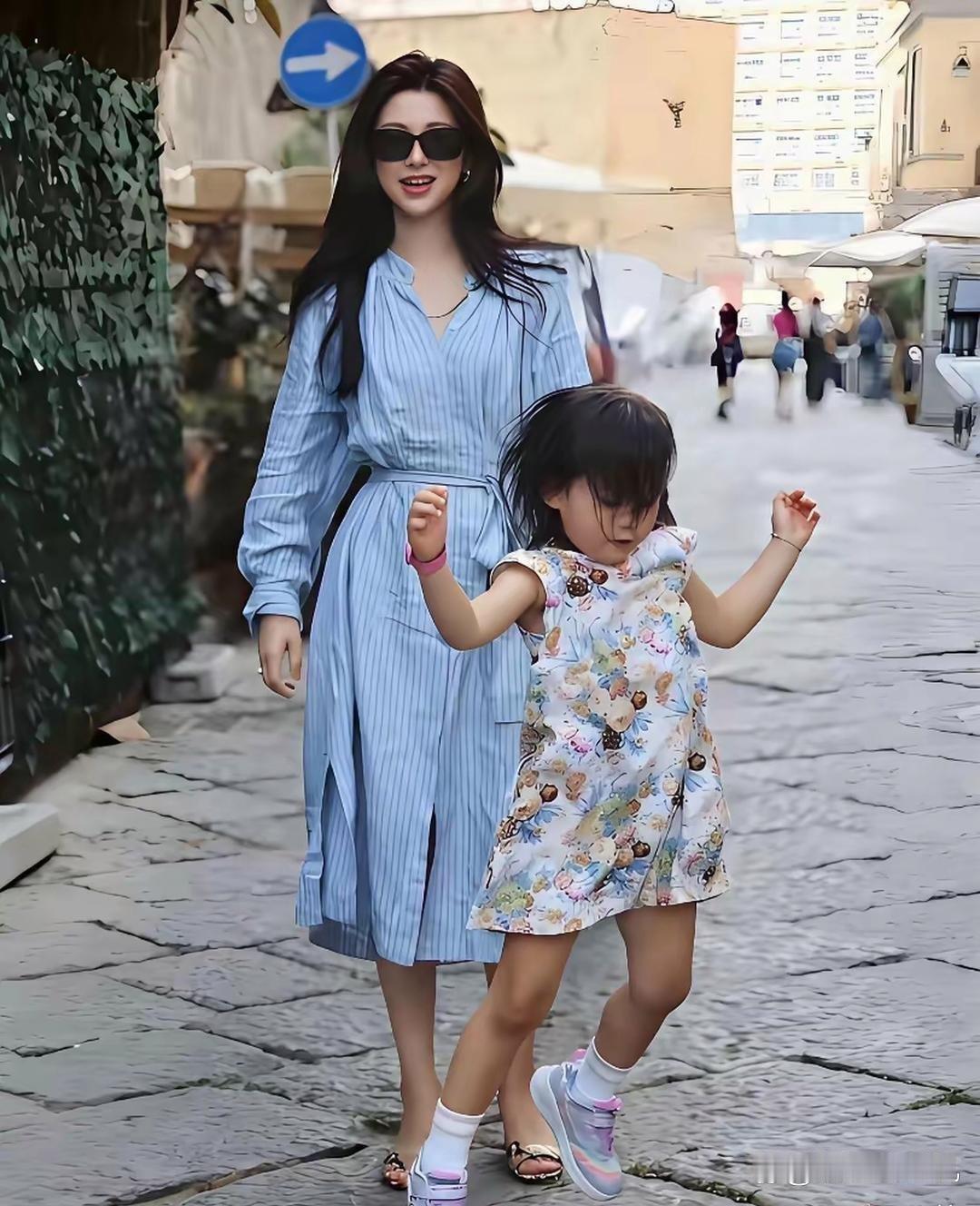 朱﻿⁠珠⁠‏﻿带女儿出门玩，路人的随手一拍，她看起来‏又漂亮又有‎⁠气质。