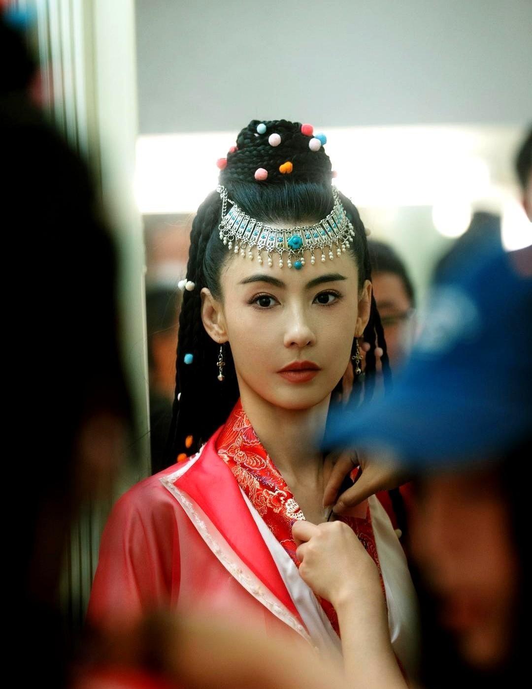 美到极致，不是争，是让。你看黎姿年轻时的周芷若。那眼神是冰锥，是淬了毒的刀尖