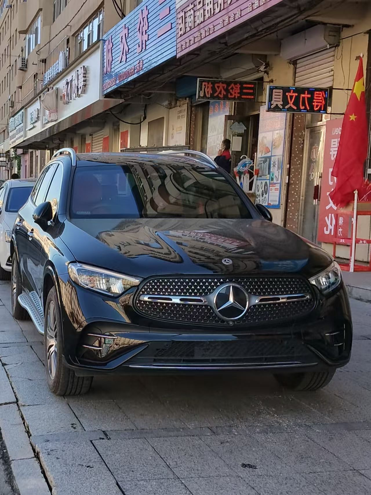 ✅奔驰GLCL（第三代，X254，国产加长版本）🚙识别要点1. 全新换代的星芒点阵中网，奔驰三叉星