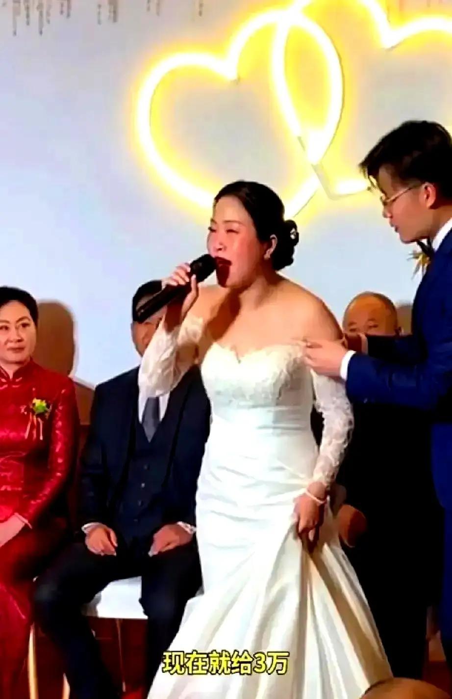 新娘刚敬完茶，男方爸爸递过来薄薄一只红包，嘴里飘出一句“三万，改口费”现场瞬间安