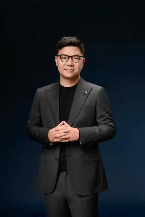 赵长江从比亚迪跳槽到智界汽车，这事儿终于官宣了。最有意思的点，不是他去了哪，