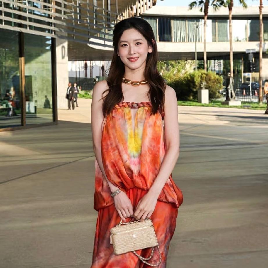 章泽天造型最美的一次！章泽天在美国洛杉矶参加某艺术博物馆举画廊开幕晚宴，身穿Zi