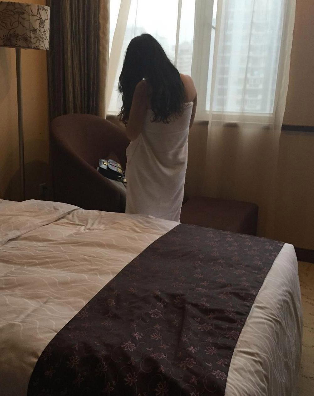 山东潍坊，一已婚女子和老情人一起喝酒至凌晨，随后，去酒店开房。第二天一早，情人离