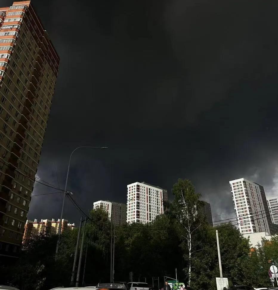 乌军无人机袭击俄炼油设施！莫斯科上空再次响起防空警报。目击者称，多架乌军无人