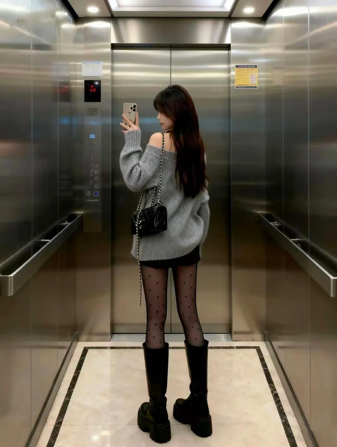 电梯里的随手拍，灰毛衣露肩刚好戳中松弛感，波点袜和厚底靴的混搭，是今天的小叛逆~