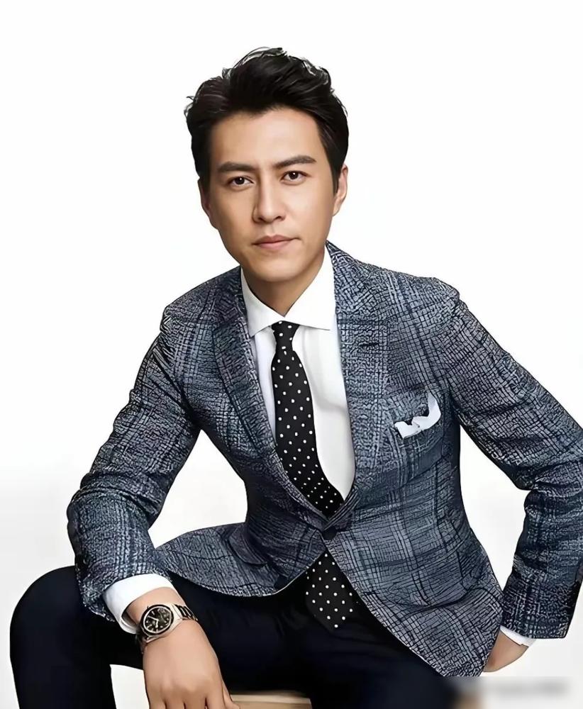 都说李佳二婚嫁给靳东是捡了大便宜，可谁还记得，人家拿国际影后的时候，靳东还在籍籍