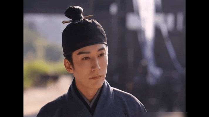 导演直接拉开车门，把谭松韵和刘学义轰下去吹冷风。俩人拍吻戏，刚对视就绷不住，嘴角疯狂上扬。机器开着，