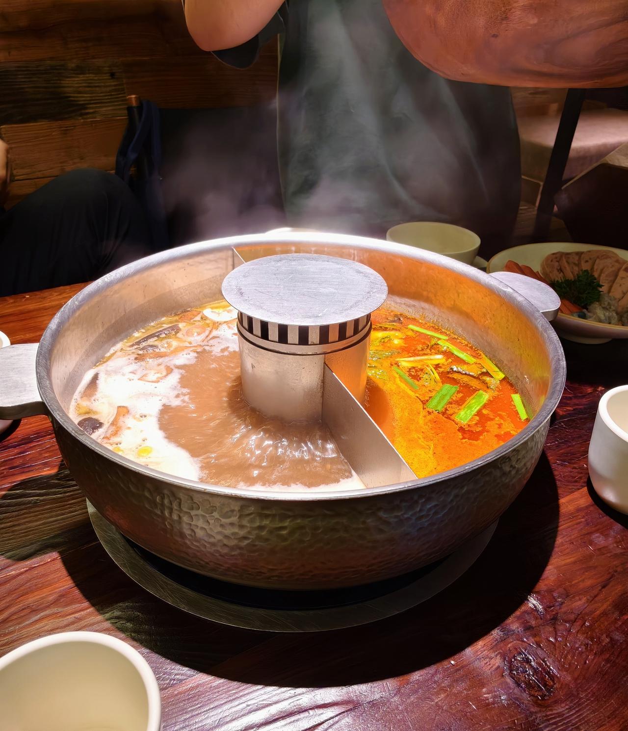 100元菜钱吃差不多两天,贵吗?要看几个人吃饭一家4口的话，平均50一天那