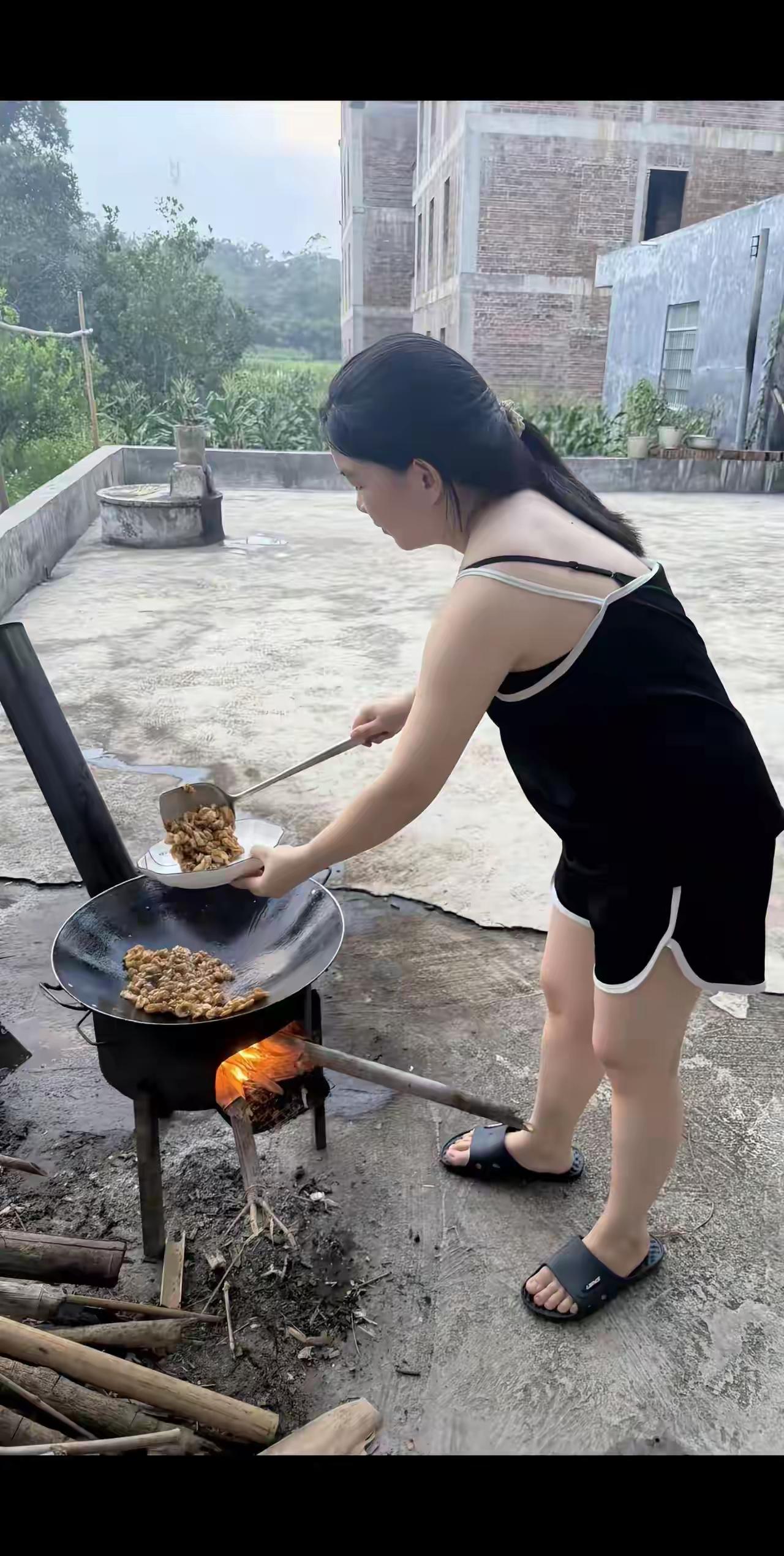 二叔今年已经50岁，这辈子估计再也没有机会娶到老婆了！当年在广州进厂打工的时候厂