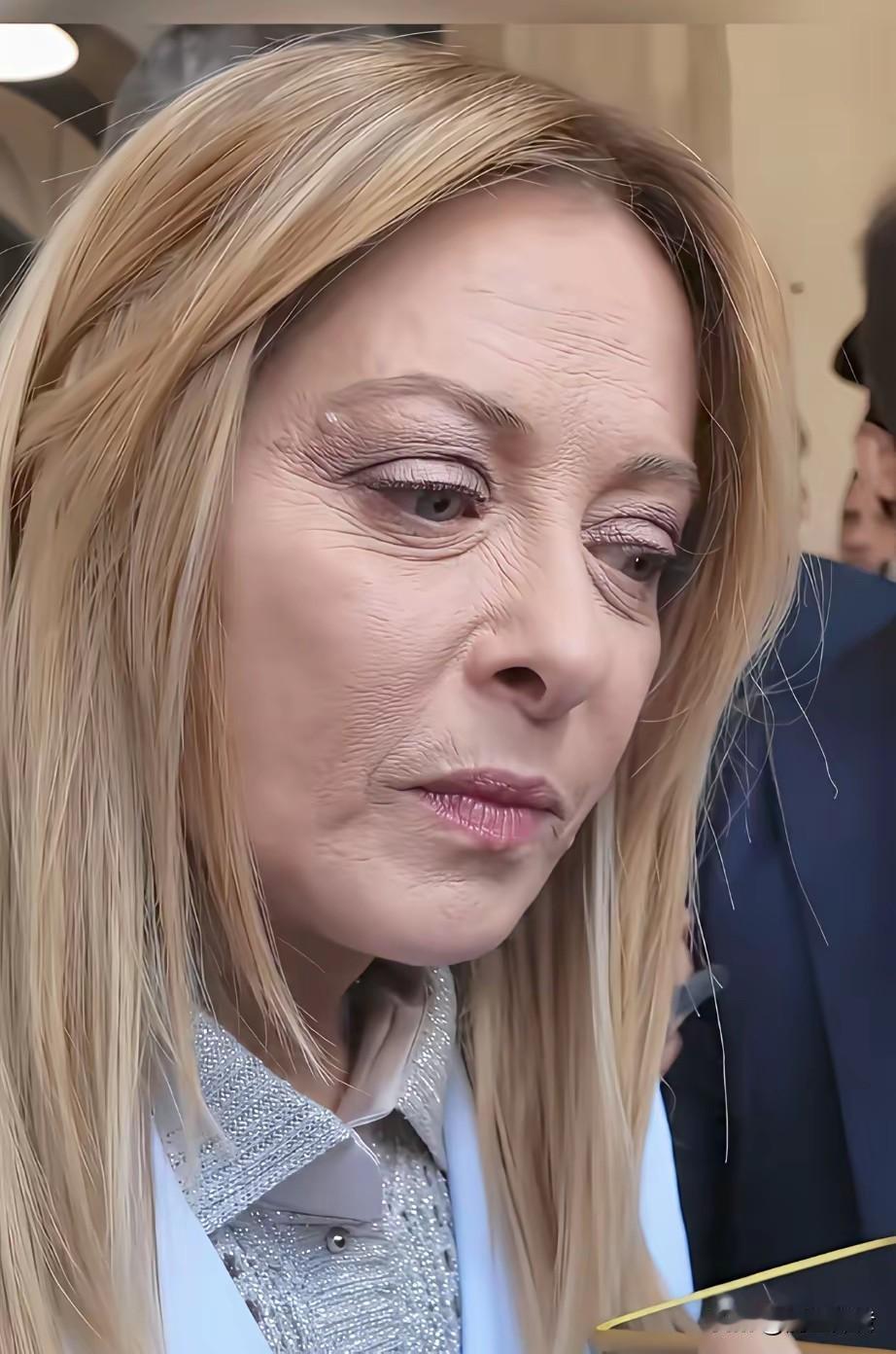 无滤镜之下的49岁意大利总理梅洛尼没想到已经老成这样，欧美女人真的不抗老，不过外
