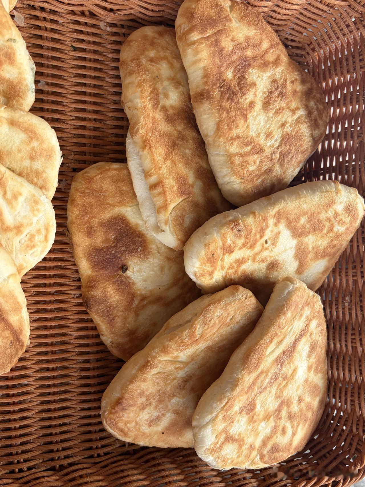 馍山馍海，火烧夹一切，一方碳水养一方人，一饼夹万物！在这充满烟火气的街头巷尾