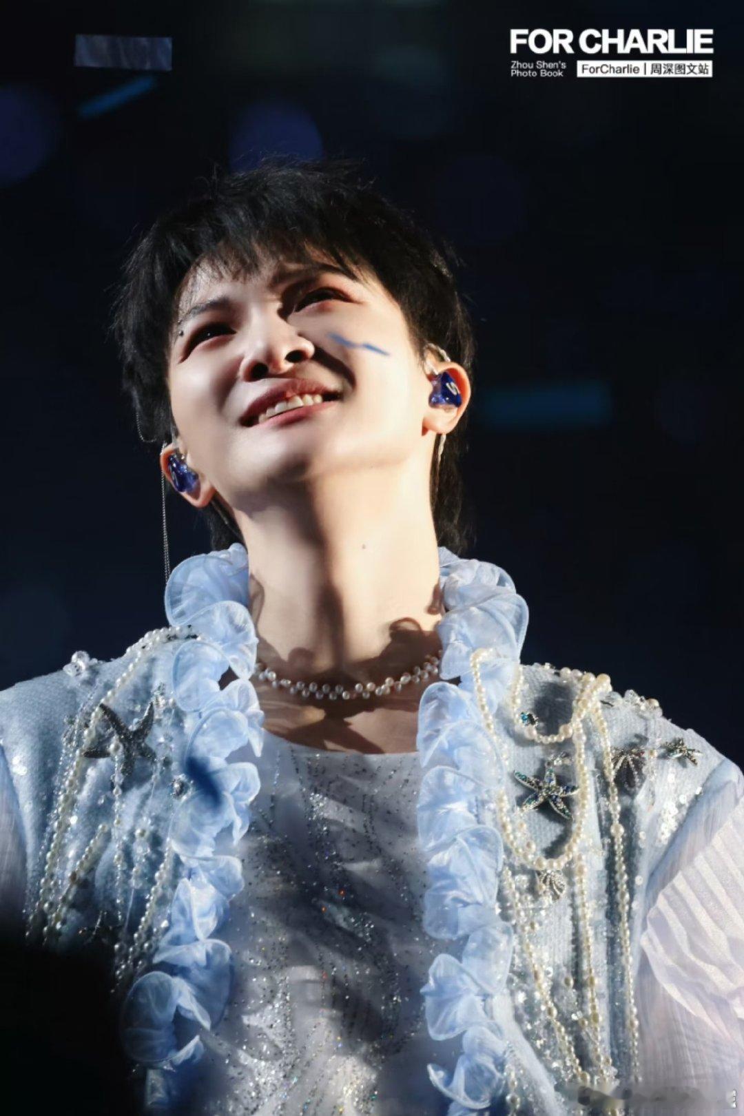 被周深《爱丽丝卿》舞台美失语！金属链叠珍珠项链，蕾丝细节尽显精致，复古造型适配奇