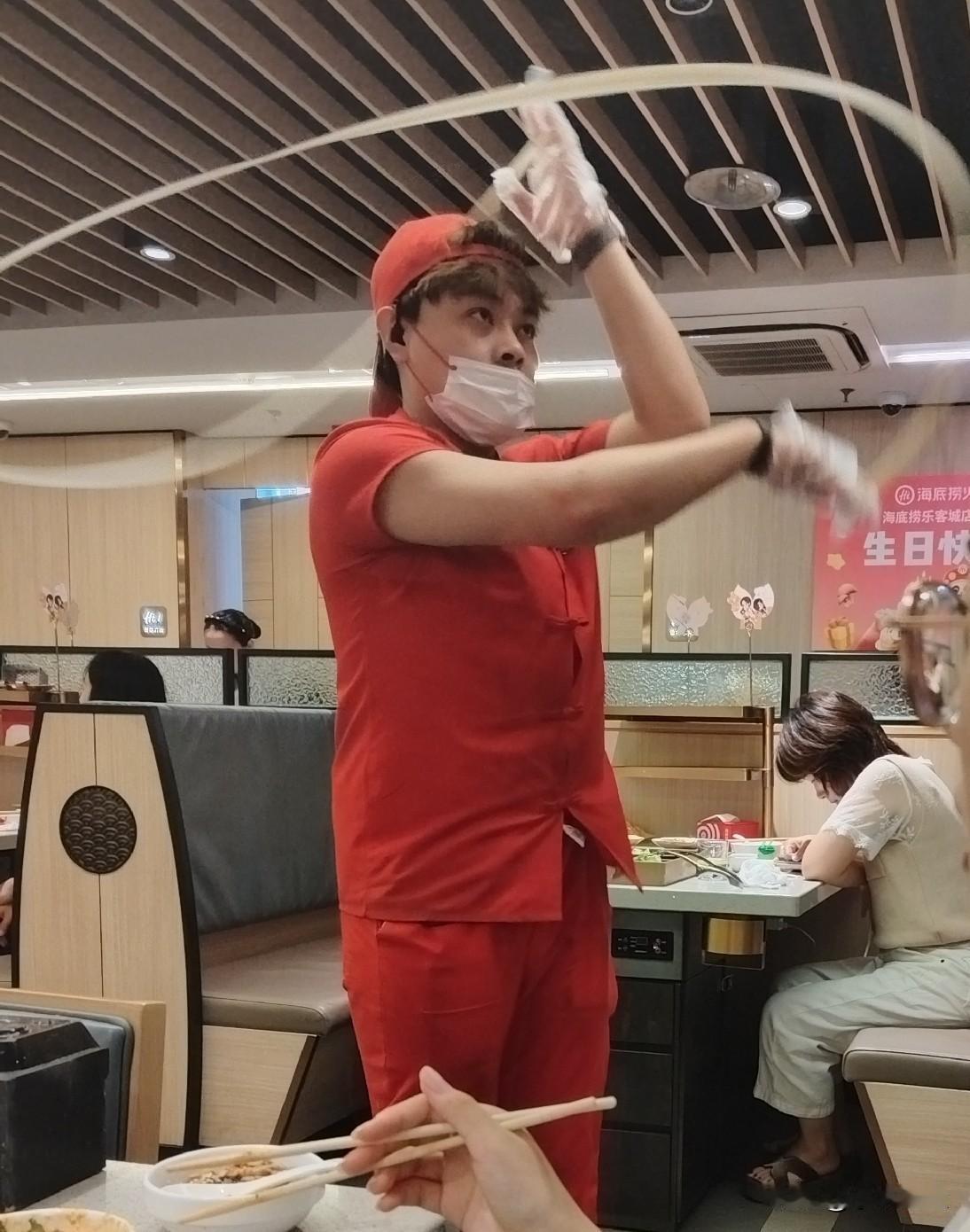 今天中午去赴宴，海底捞番茄汤火锅。火锅店人很多，服务员都属于那一抹长的一般，