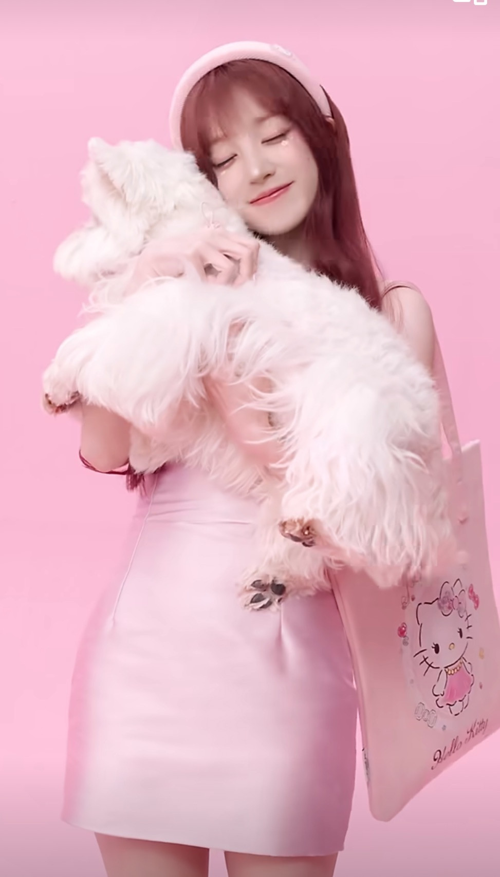 能想到宋雨琦和HelloKitty这个组合的人审美已经在大气层了，谁懂粉晶晶加粉