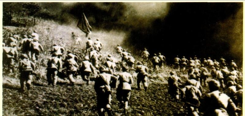 1942年，黄士伟在路上埋60枚地雷阻击日军，准备预测日军会停下的地方时，他突然
