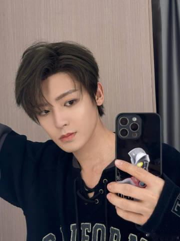 侯明昊直播家人们谁懂啊！侯明昊直播的时候简直魅力四射！他不仅颜值在线，还特别有