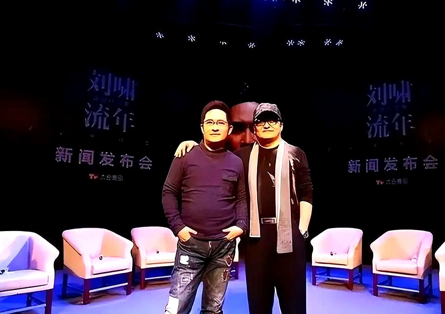 刘欢刚走，网上还在为死因传言吵得不可开交，亲弟弟刘啸却平静地准备下周一照常进电台录节目比刘欢小整整十